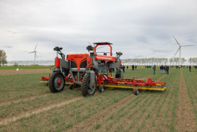 At the machine demonstration of the Deltaplan Agrarisch Waterbeheer (Delta Plan for Agricultural Water Management) held in the Van Pallandtpolder in the Dutch village of Middelharnis, the Agra-Trac made its first public appearance, equipped with an APV harrow. Photos: Peter Roek